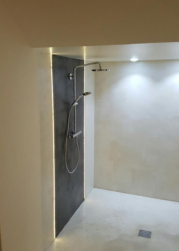 Foto de cuarto de baño contemporáneo grande con ducha doble, baldosas y/o azulejos beige, paredes beige y suelo de cemento