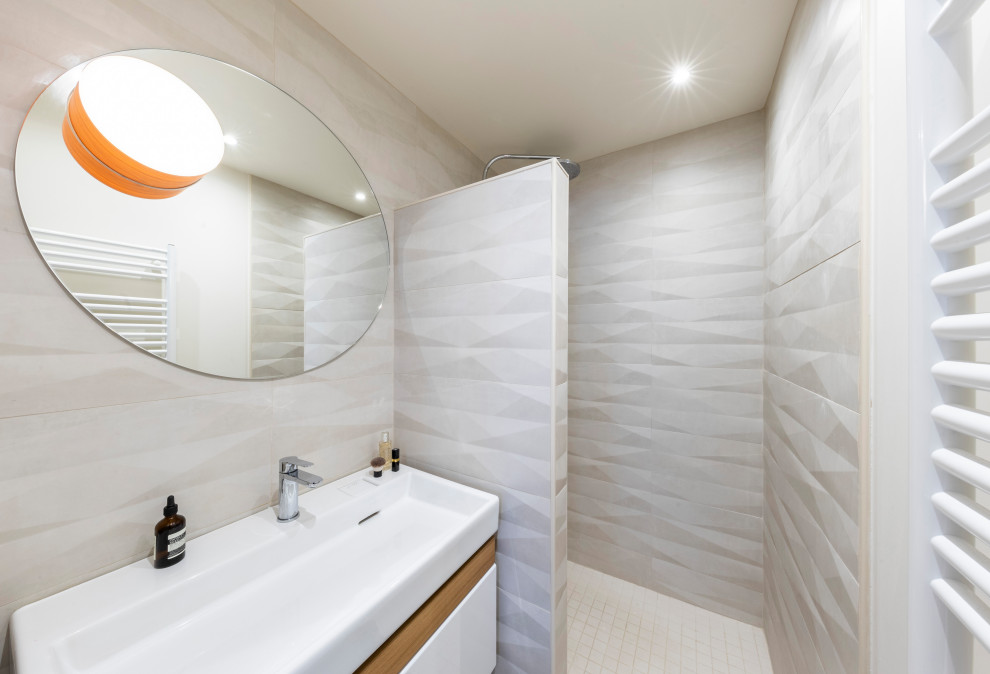 Aménagement d'une salle d'eau moderne avec une douche à l'italienne, un carrelage beige, des carreaux de céramique, un mur beige, un sol en carrelage de porcelaine, un lavabo suspendu, un sol beige, aucune cabine, un plan de toilette blanc et meuble simple vasque.