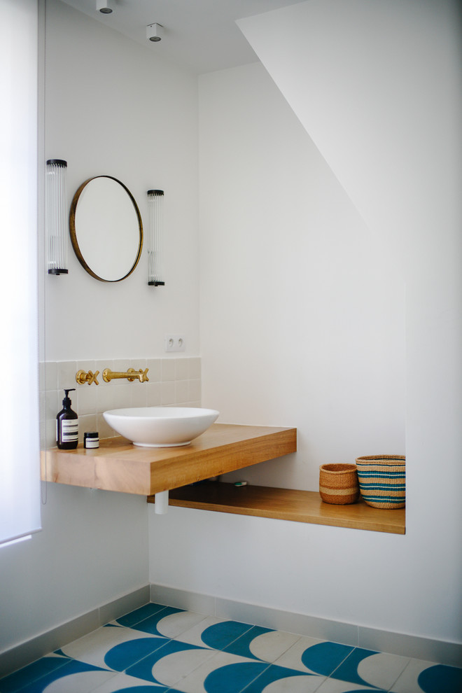 Mittelgroßes Modernes Badezimmer En Suite mit Löwenfuß-Badewanne, weißer Wandfarbe, Zementfliesen für Boden, Aufsatzwaschbecken, Waschtisch aus Holz und blauem Boden