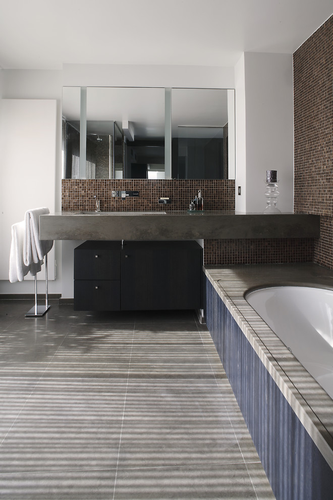 Пример оригинального дизайна: большая главная ванная комната в современном стиле с полновстраиваемой ванной, коричневой плиткой, плиткой мозаикой, белыми стенами, полом из керамической плитки, монолитной раковиной и столешницей из бетона
