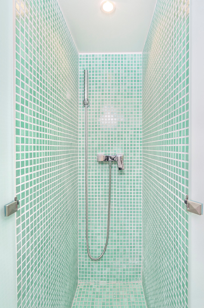 Diseño de cuarto de baño largo y estrecho mediterráneo con aseo y ducha
