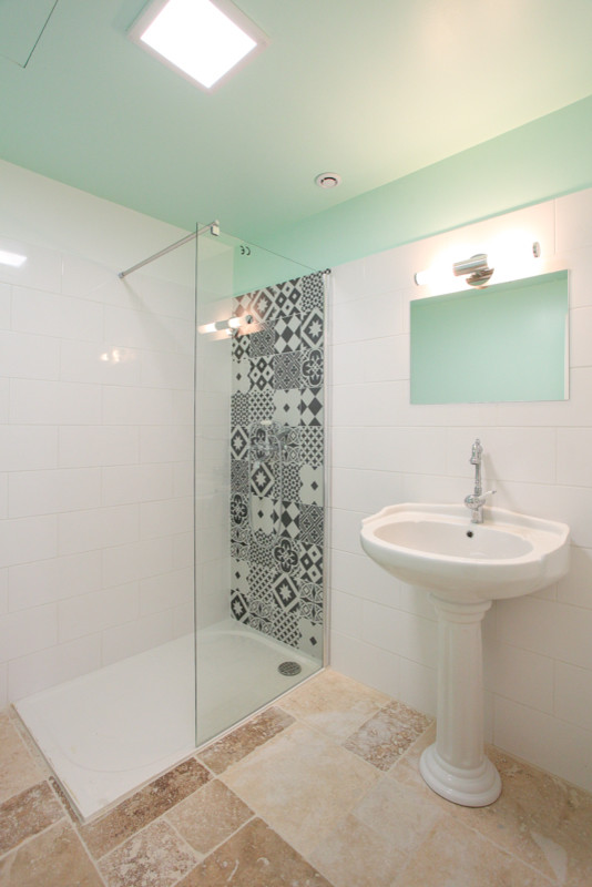 Exempel på ett mellanstort modernt badrum med dusch, med en hörndusch, vit kakel, vita väggar, klinkergolv i terrakotta och ett piedestal handfat