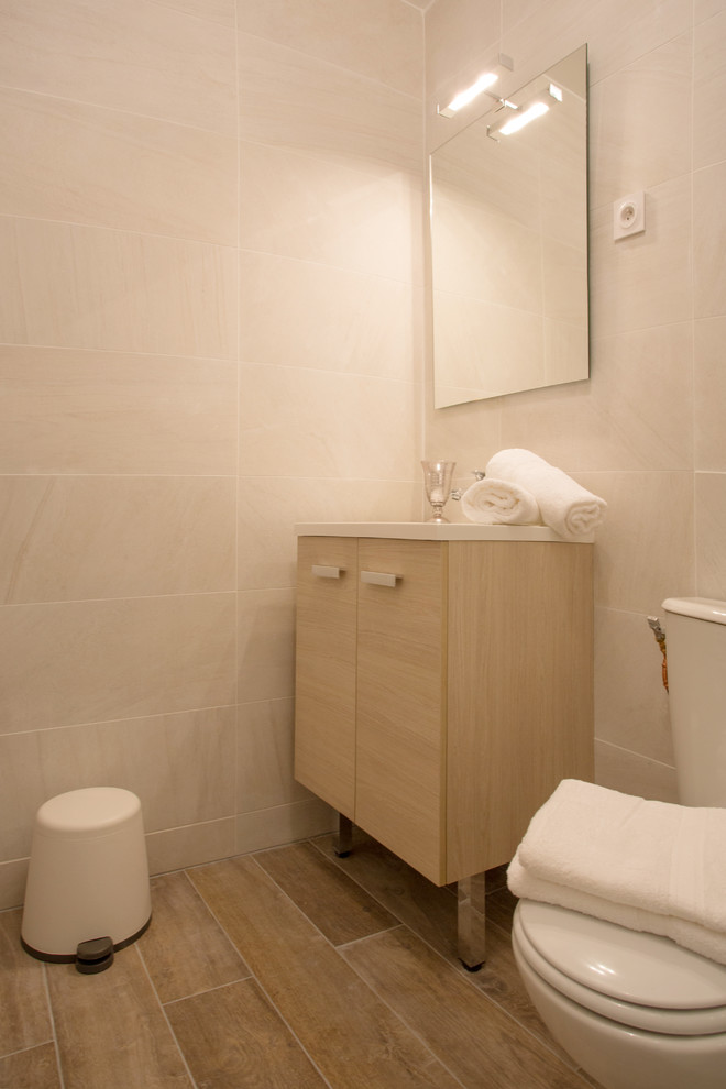 Réalisation d'une petite salle de bain design avec WC à poser, un carrelage blanc, des carreaux de céramique, un mur blanc, un sol en carrelage de céramique, un lavabo de ferme et un sol beige.