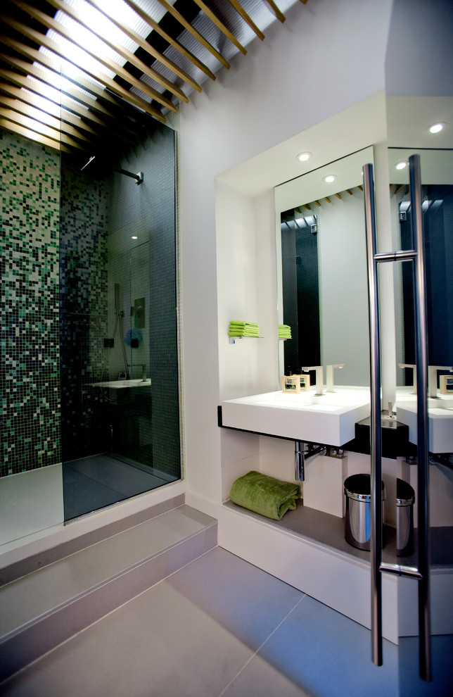 Inspiration for a modern bathroom in Nice.