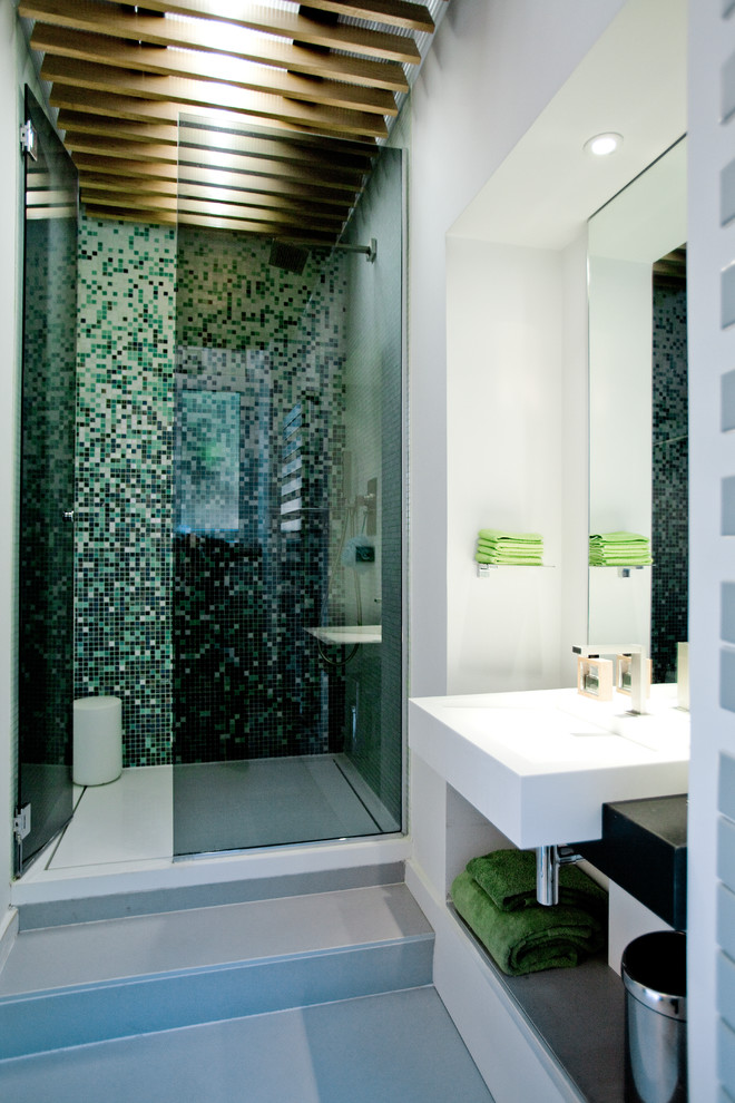 Ispirazione per una piccola stanza da bagno con doccia design con doccia alcova, piastrelle multicolore, pareti bianche e lavabo sospeso