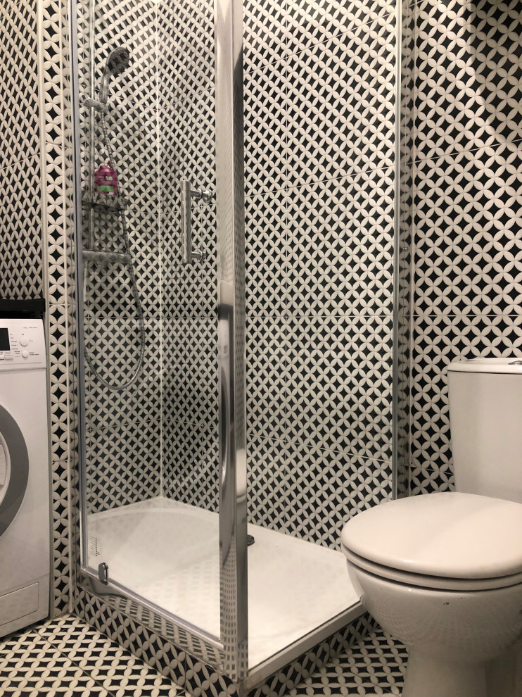 На фото: маленькая ванная комната в современном стиле с черно-белой плиткой, керамической плиткой, полом из керамической плитки, душевой кабиной, накладной раковиной, столешницей из бетона и черной столешницей для на участке и в саду с