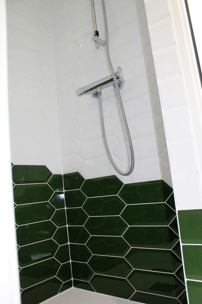 Esempio di una piccola stanza da bagno con doccia minimalista con piastrelle verdi, piastrelle in ceramica, pavimento bianco, pareti bianche, doccia a filo pavimento, WC sospeso e porta doccia a battente