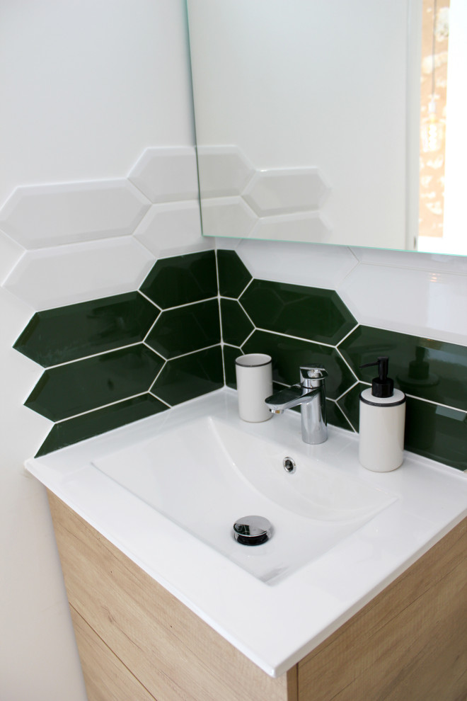 Стильный дизайн: маленькая ванная комната в стиле модернизм с светлыми деревянными фасадами, зеленой плиткой, керамической плиткой, белыми стенами, деревянным полом, душевой кабиной, консольной раковиной, белым полом, белой столешницей и тумбой под одну раковину для на участке и в саду - последний тренд