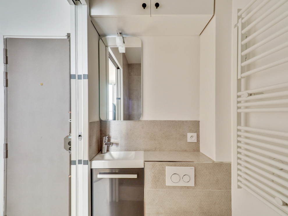 Idée de décoration pour une petite salle d'eau design avec une douche à l'italienne.