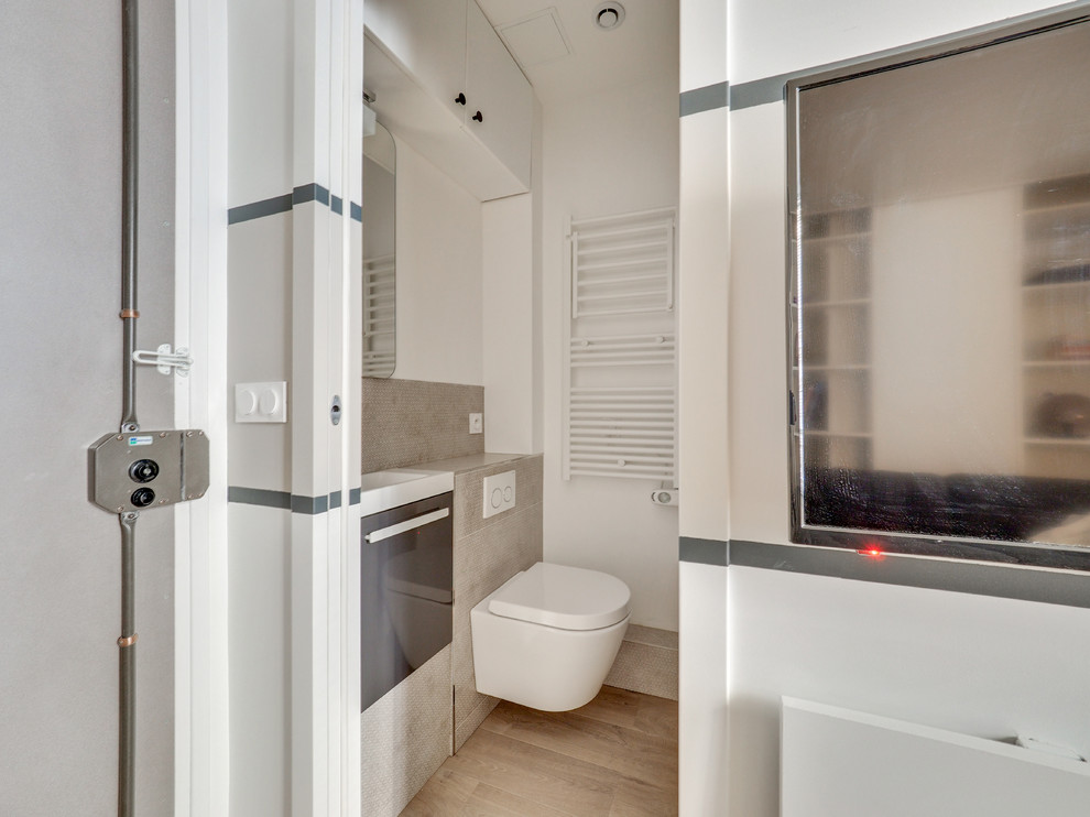 Inspiration för små moderna badrum med dusch, med en kantlös dusch