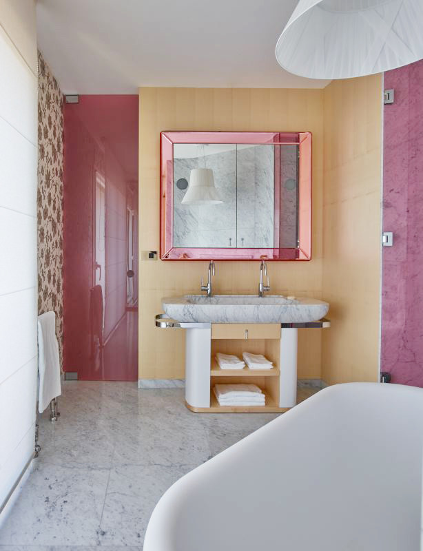 Esempio di una stanza da bagno contemporanea con vasca con piedi a zampa di leone, doccia alcova, WC a due pezzi, pavimento in marmo, lavabo rettangolare, top in marmo e piastrelle di marmo