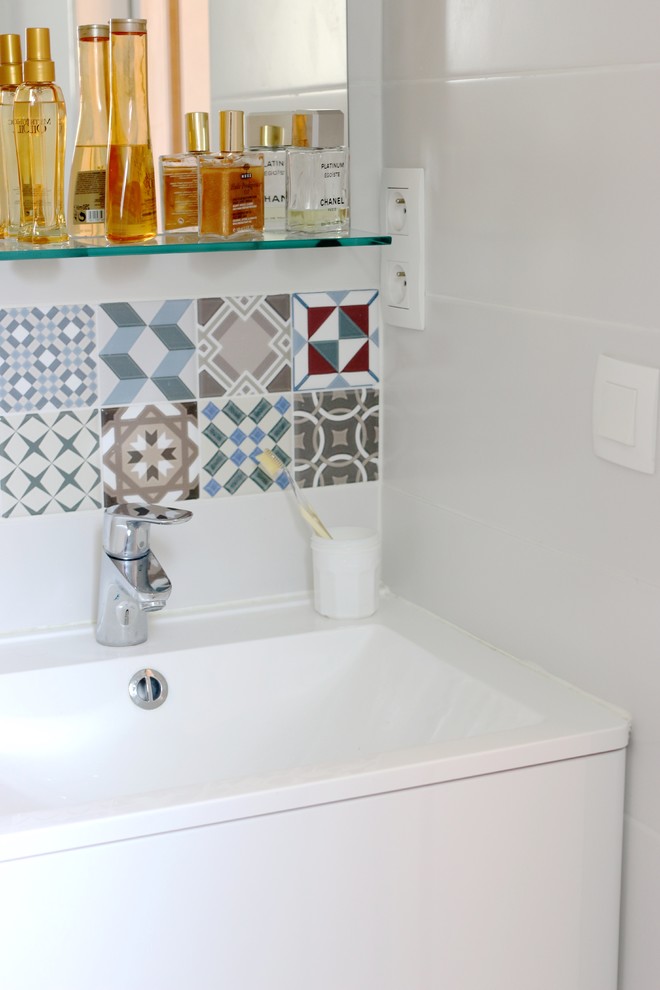 Idéer för små vintage vitt badrum, med en kantlös dusch, flerfärgad kakel, klinkergolv i keramik, keramikplattor, vita väggar, ett konsol handfat och brunt golv