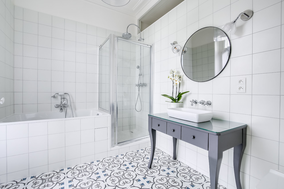 Bild på ett mellanstort 60 tals en-suite badrum, med ett badkar i en alkov, en dusch i en alkov, vit kakel, vita väggar, ett nedsänkt handfat, blått golv, dusch med gångjärnsdörr, cementkakel, en vägghängd toalettstol och cementgolv