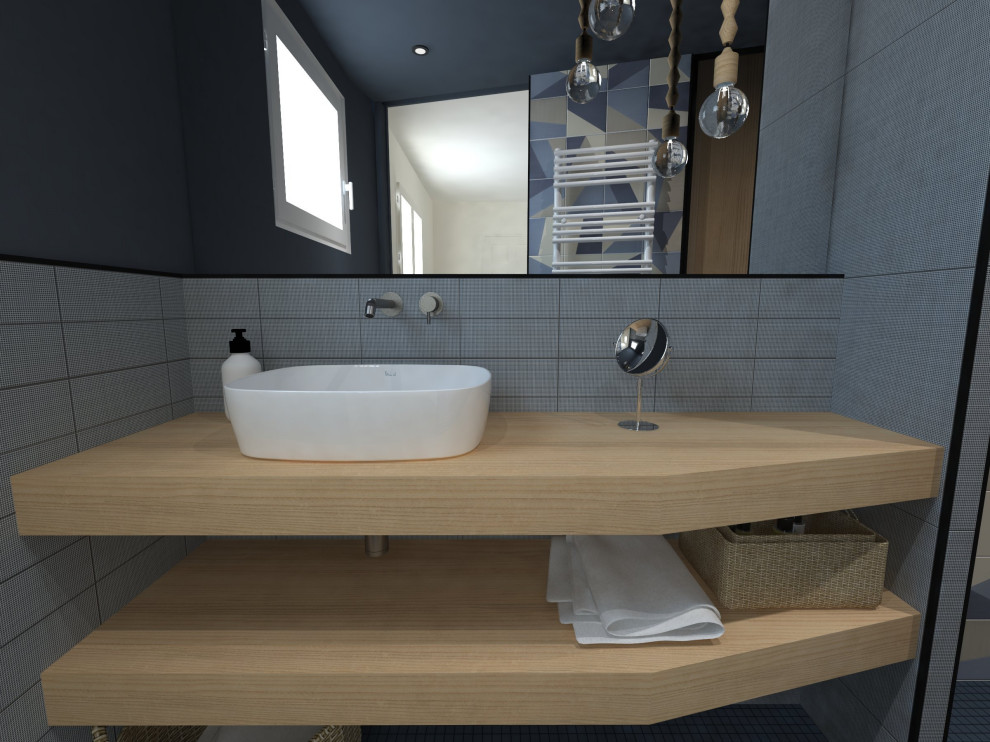 Свежая идея для дизайна: маленькая ванная комната в стиле модернизм с душем без бортиков, синей плиткой, синими стенами, душевой кабиной, настольной раковиной и столешницей из дерева для на участке и в саду - отличное фото интерьера