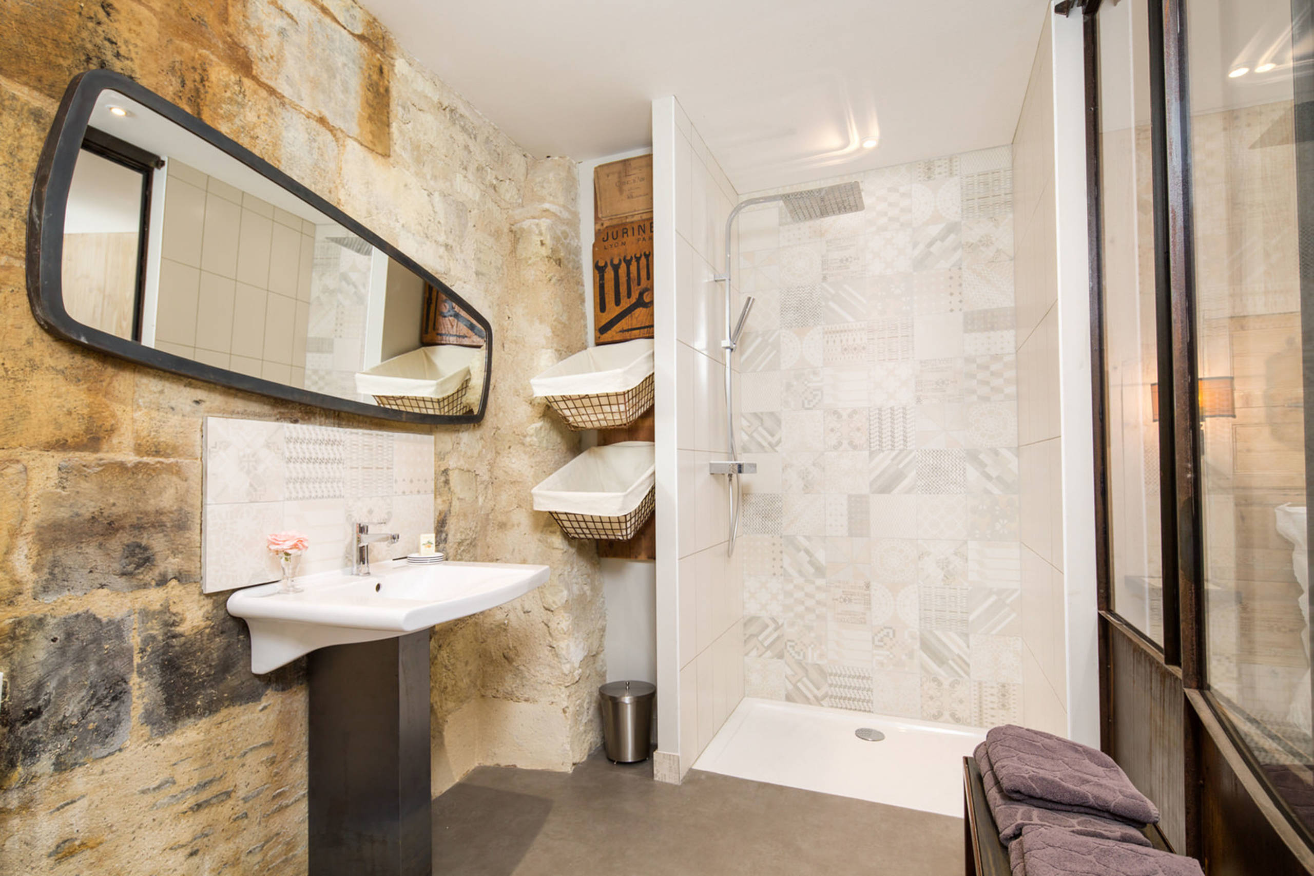 75 photos et idées déco de salles de bain avec un mur en pierre - Février  2024 | Houzz FR