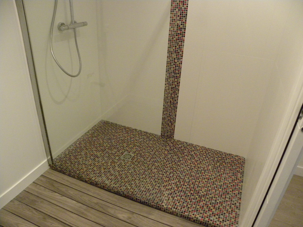 Idéer för små funkis badrum med dusch, med en kantlös dusch, vit kakel, mosaik och laminatgolv