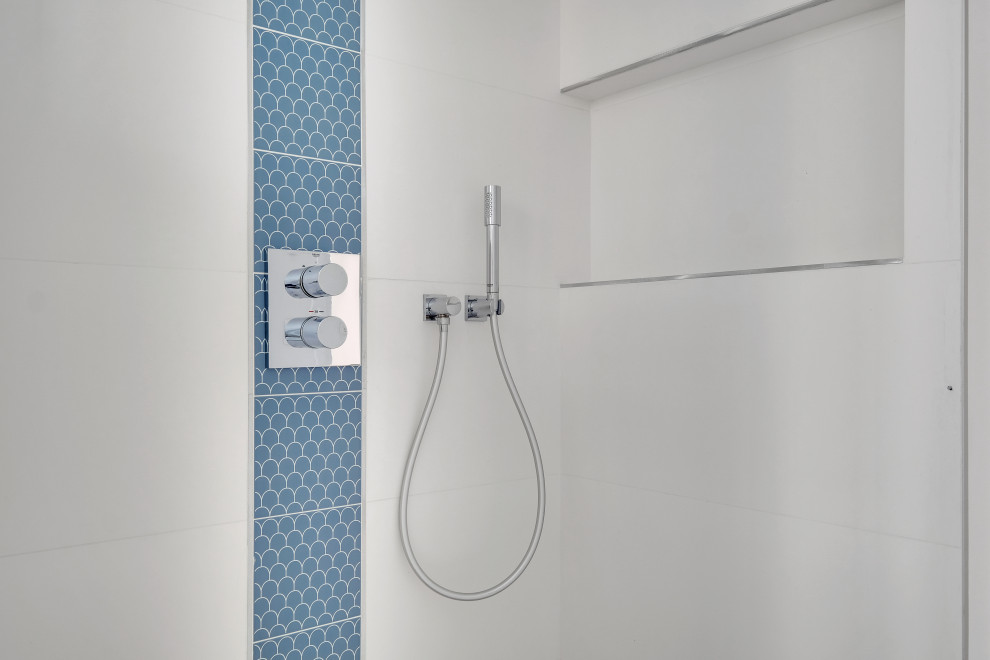 Mittelgroßes Modernes Badezimmer En Suite mit Kassettenfronten, blauen Schränken, Duschnische und Doppelwaschbecken in Paris