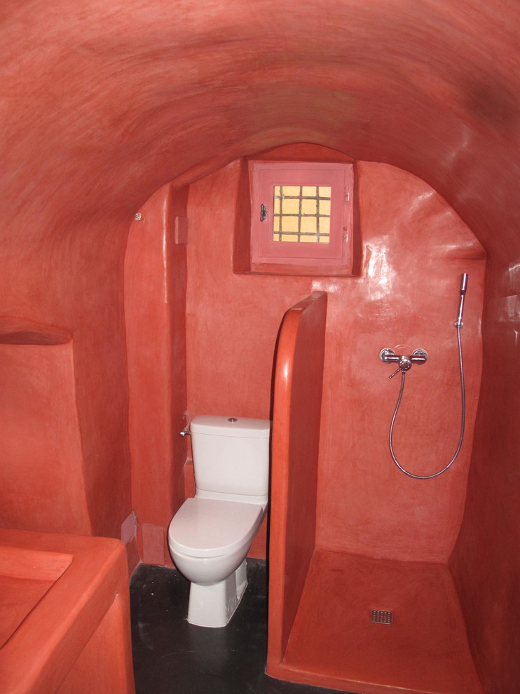 Ispirazione per una stanza da bagno con doccia mediterranea con pareti rosse e pavimento nero