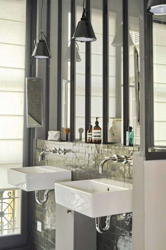 Foto di una stanza da bagno industriale di medie dimensioni con lavabo sospeso, piastrelle grigie, piastrelle in ceramica e pareti grigie