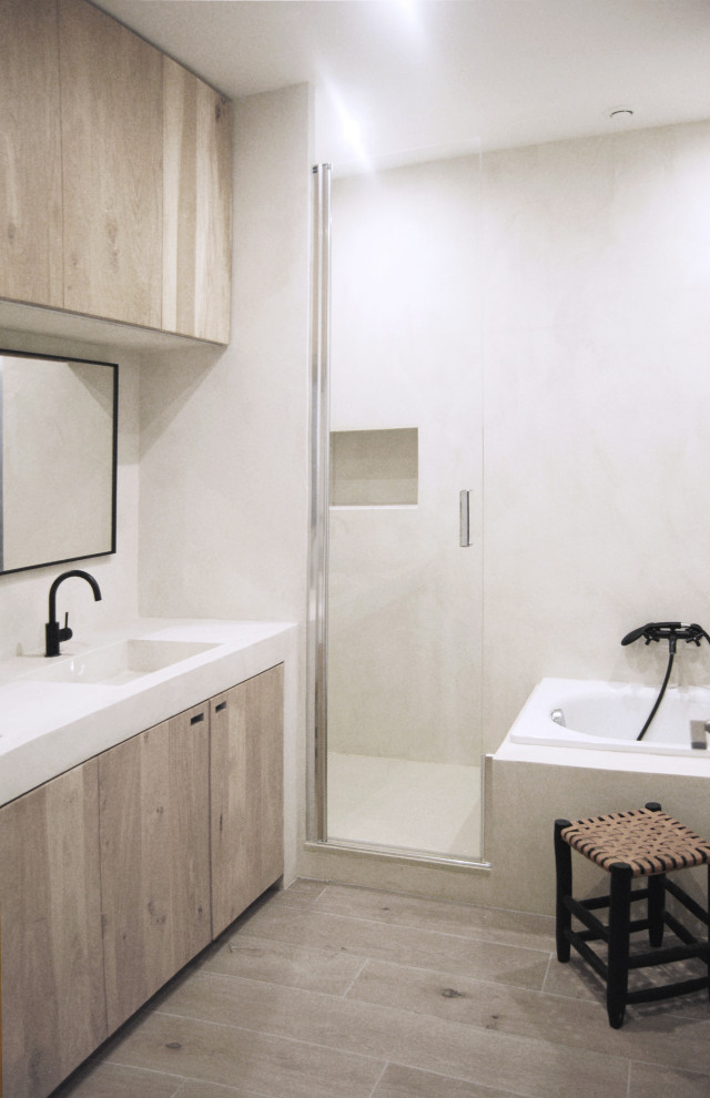 Aménagement d'une salle de bain principale contemporaine en bois clair de taille moyenne avec un placard à porte affleurante, une baignoire en alcôve, une douche à l'italienne, un mur beige, un sol en carrelage de céramique, un plan vasque, un plan de toilette en béton, un sol marron et un plan de toilette beige.