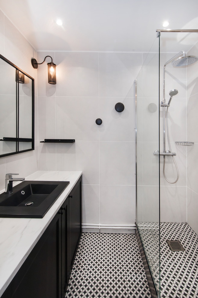 Idéer för att renovera ett mellanstort funkis vit vitt badrum med dusch, med svarta skåp, våtrum, grå kakel, grå väggar, ett nedsänkt handfat, flerfärgat golv, klinkergolv i keramik och marmorbänkskiva