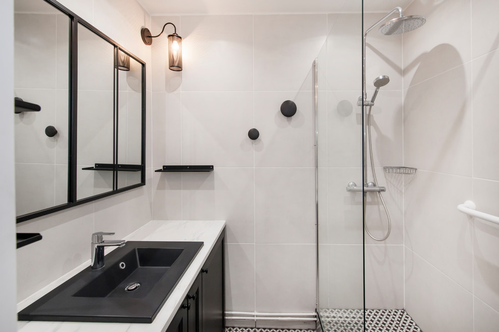 Foto di una stanza da bagno padronale contemporanea di medie dimensioni con doccia a filo pavimento, piastrelle bianche, pareti bianche, pavimento con piastrelle in ceramica, lavabo integrato, top in marmo e top bianco