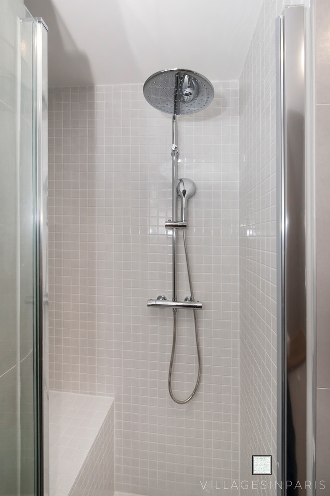 Exempel på ett mellanstort modernt en-suite badrum, med en kantlös dusch, grå kakel, cementkakel, grå väggar, betonggolv, träbänkskiva och grått golv