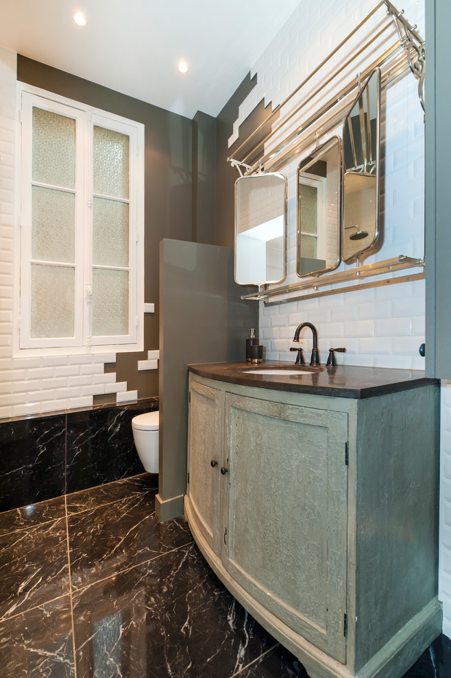 Inspiration för mellanstora klassiska grått en-suite badrum, med skåp i shakerstil, skåp i slitet trä, ett hörnbadkar, en dusch/badkar-kombination, vit kakel, tunnelbanekakel, grå väggar, ett undermonterad handfat, svart golv och med dusch som är öppen