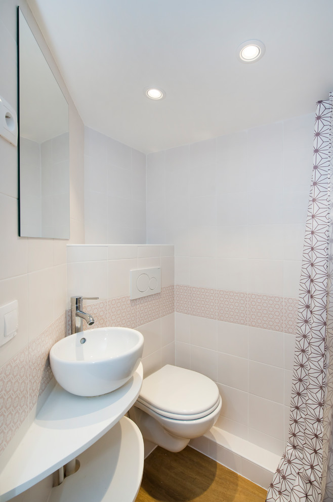 Стильный дизайн: маленькая главная ванная комната с белой плиткой, розовой плиткой, керамогранитной плиткой, белыми стенами, паркетным полом среднего тона, накладной раковиной и бежевым полом для на участке и в саду - последний тренд