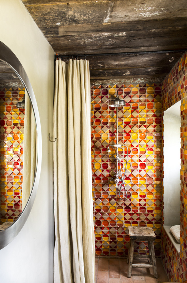 Idée de décoration pour une petite salle de bain champêtre avec une douche ouverte, un carrelage multicolore et une cabine de douche avec un rideau.