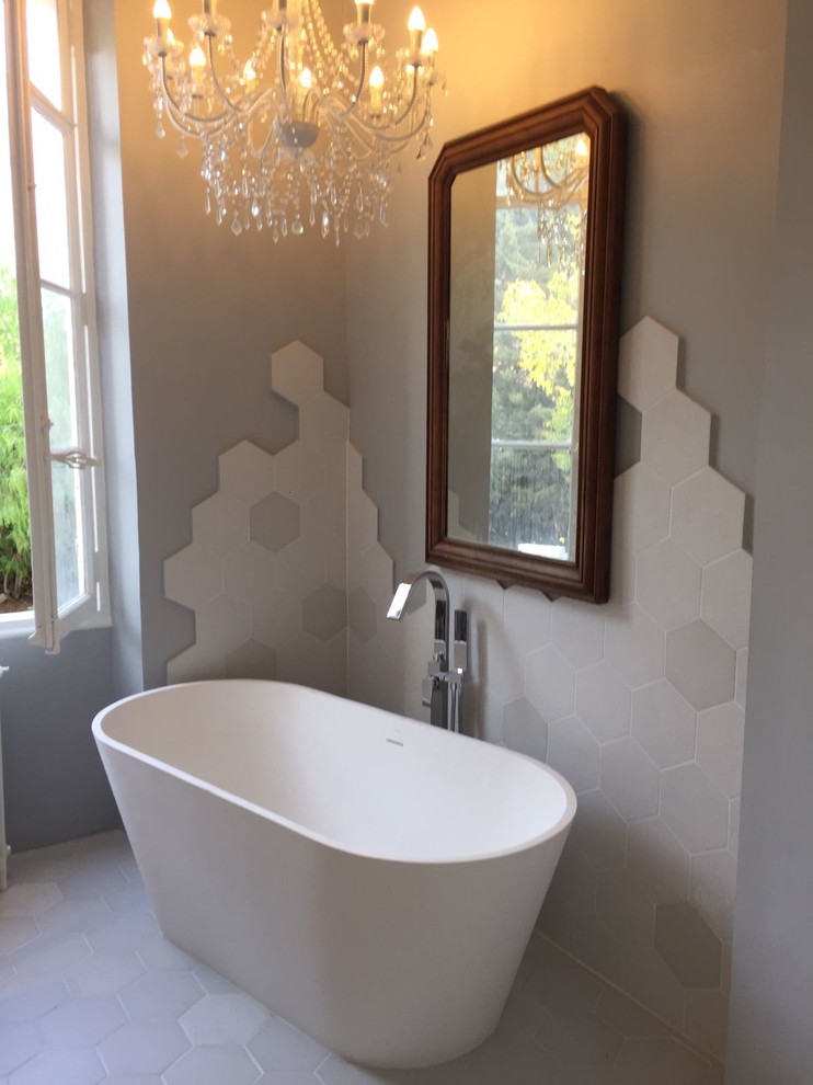 Design ideas for a medium sized contemporary ensuite bathroom in Marseille with a freestanding bath, beige tiles, white tiles, ceramic tiles, grey walls, cement flooring, white floors and an open shower.