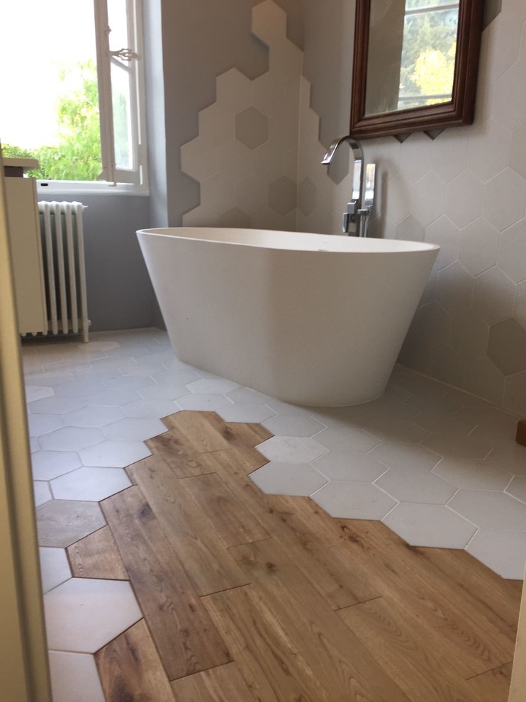 Réalisation d'une salle de bain principale design de taille moyenne avec une baignoire indépendante, un carrelage beige, un carrelage blanc, des carreaux de céramique, un mur gris, carreaux de ciment au sol, un lavabo intégré, un sol blanc et aucune cabine.