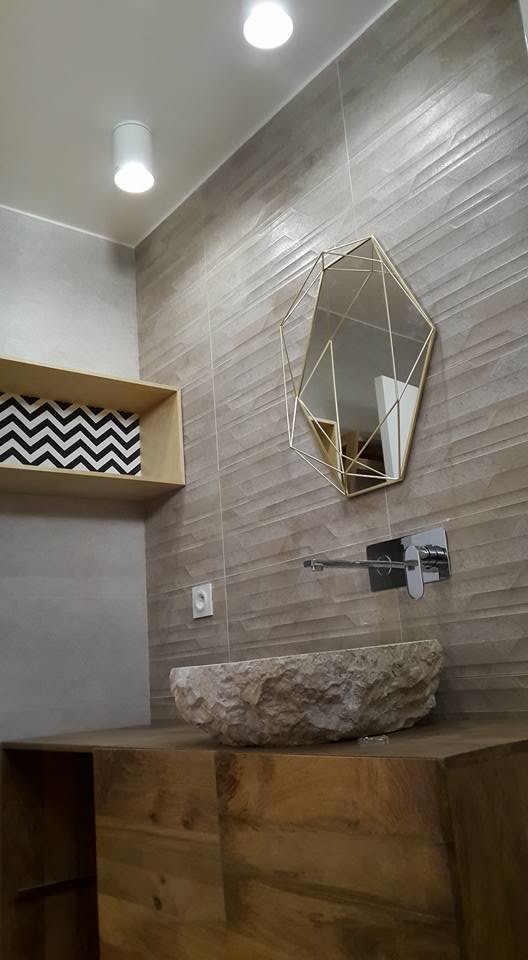 Contemporary bathroom in Marseille with beaded cabinets, beige cabinets, a freestanding bath, a walk-in shower, beige tiles, white tiles, ceramic tiles, grey walls, cement flooring, an integrated sink, white floors and an open shower.