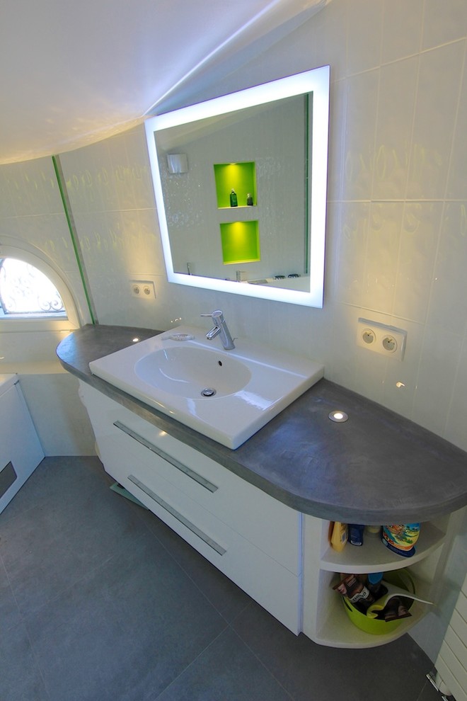 Idées déco pour une salle de bain contemporaine avec un mur gris et un sol en carrelage de céramique.
