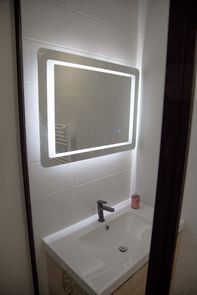 Foto på ett funkis badrum, med en dusch i en alkov