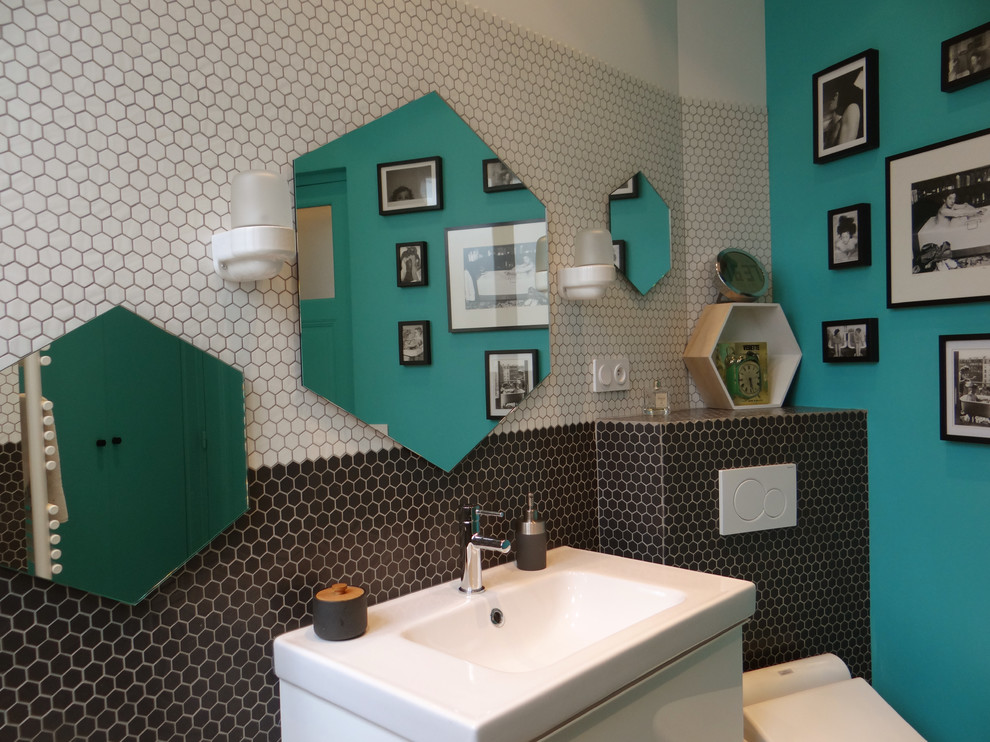 Свежая идея для дизайна: маленькая детская ванная комната в современном стиле с плоскими фасадами, бирюзовыми фасадами, полновстраиваемой ванной, душем над ванной, инсталляцией, черной плиткой, плиткой мозаикой, разноцветными стенами, полом из керамогранита, подвесной раковиной, столешницей из плитки и разноцветным полом для на участке и в саду - отличное фото интерьера