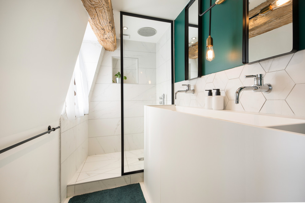 Imagen de cuarto de baño doble actual con ducha empotrada, baldosas y/o azulejos blancos, paredes verdes, lavabo de seno grande, suelo blanco, ducha abierta y hornacina