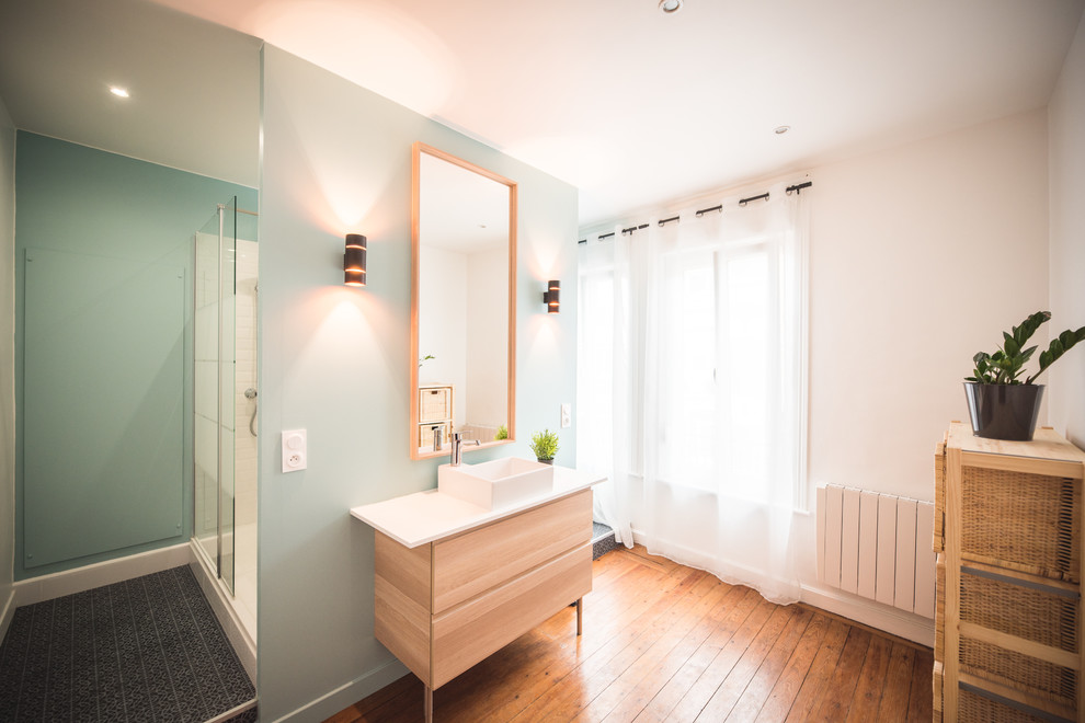 Стильный дизайн: большая главная ванная комната в скандинавском стиле с полновстраиваемой ванной, душем в нише, белой плиткой, плиткой кабанчик, синими стенами, светлым паркетным полом, консольной раковиной, столешницей из ламината и коричневым полом - последний тренд