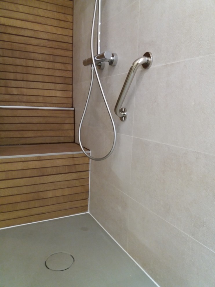 Modernes Duschbad mit bodengleicher Dusche, Steinfliesen, beiger Wandfarbe, Vinylboden und beigem Boden in Montpellier
