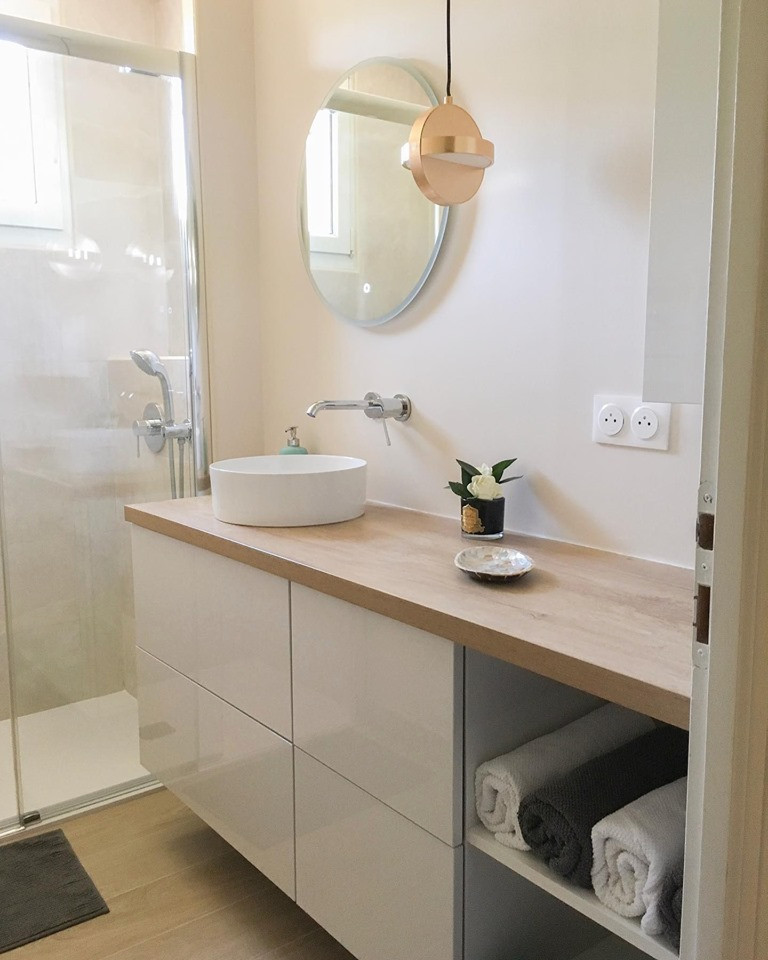 Example of a small classic master beige tile ceramic tile and brown floor bathroom design in Montpellier with white cabinets, beige walls, a drop-in sink, laminate countertops and brown countertops