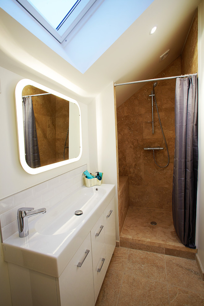 Bild på ett mellanstort nordiskt en-suite badrum, med luckor med profilerade fronter, beige skåp, en öppen dusch, vit kakel, cementkakel, vita väggar, cementgolv, ett integrerad handfat, bänkskiva i akrylsten, beiget golv och dusch med duschdraperi
