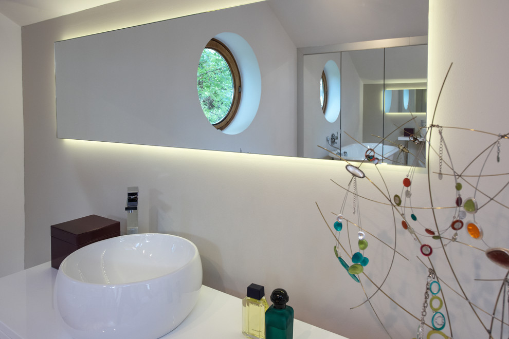 Inspiration pour une salle de bain design de taille moyenne avec un mur blanc, un sol en bois brun et un sol marron.
