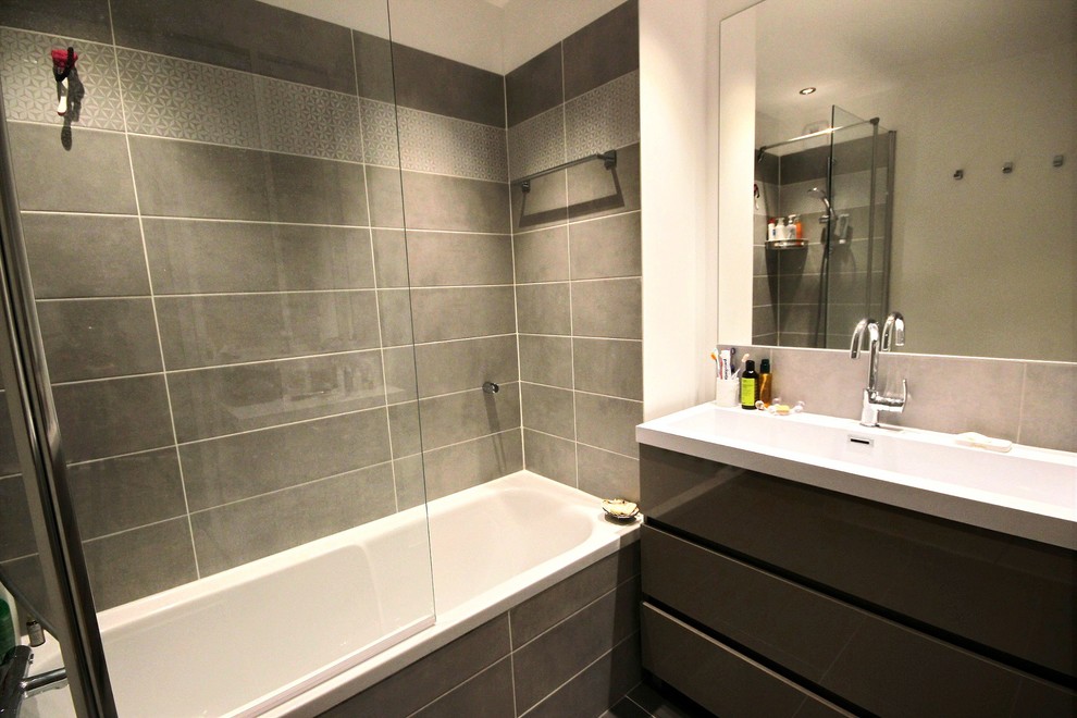 Idee per una piccola stanza da bagno padronale moderna con ante beige, vasca sottopiano, WC sospeso, piastrelle grigie, pareti bianche, lavabo rettangolare, pavimento grigio e top bianco
