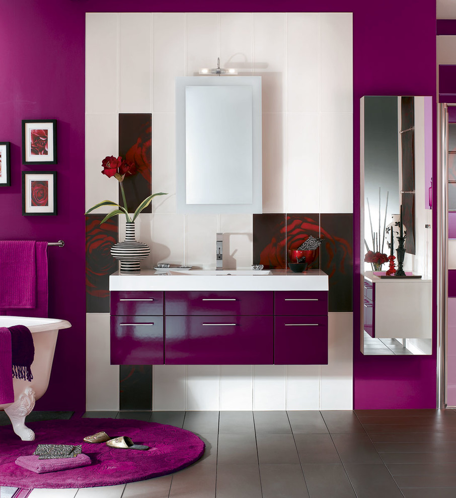 Exemple d'une salle d'eau moderne de taille moyenne avec une baignoire sur pieds, une douche à l'italienne, WC suspendus, un carrelage gris, des carreaux de céramique, un mur violet, un sol en carrelage de céramique, un plan vasque et un plan de toilette en onyx.