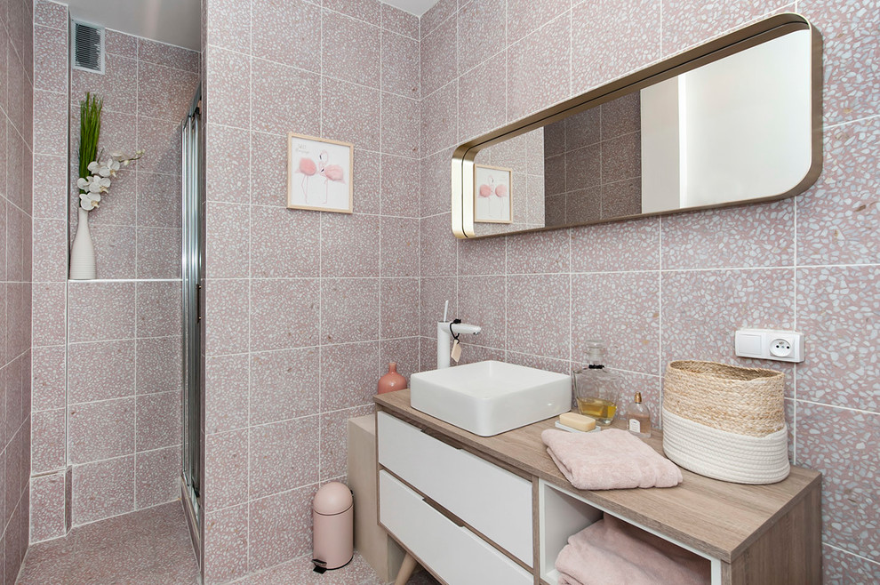 Bild på ett litet funkis beige beige badrum för barn, med vita skåp, en dusch i en alkov, rosa kakel, rosa väggar, ett fristående handfat, släta luckor, en toalettstol med separat cisternkåpa, keramikplattor, klinkergolv i keramik, laminatbänkskiva, rosa golv och dusch med skjutdörr