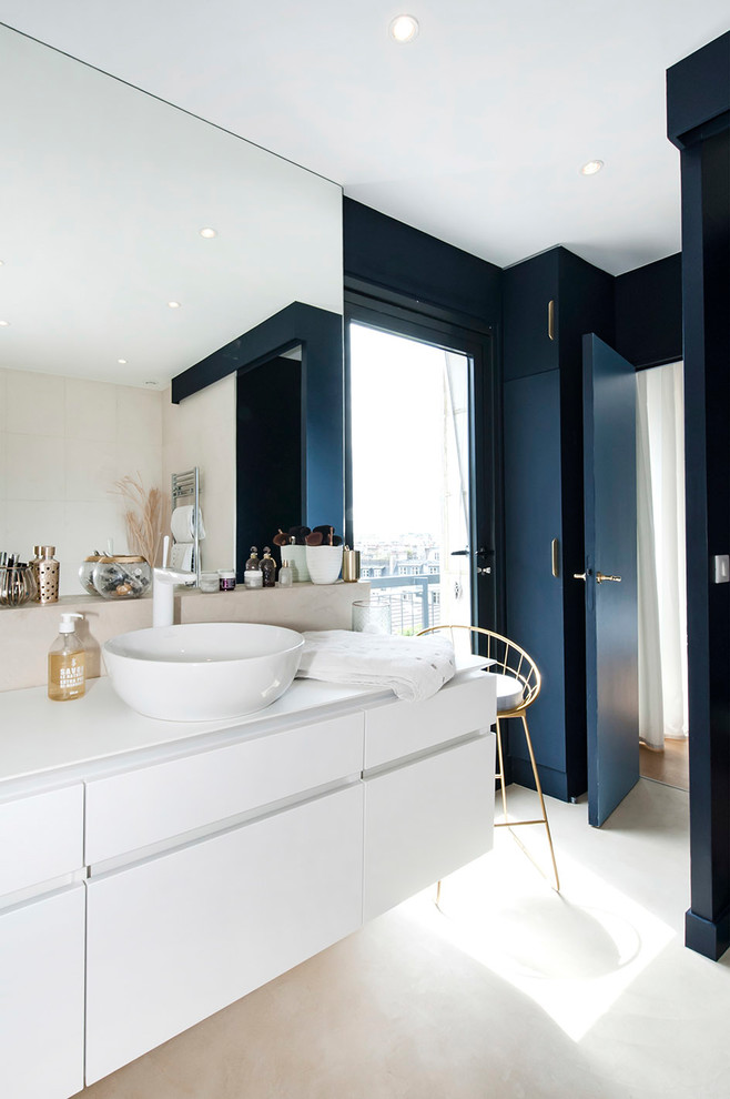 パリにある高級な中くらいなコンテンポラリースタイルのおしゃれなマスターバスルーム (白いキャビネット、ベージュのタイル、ベージュの壁、ベッセル式洗面器、フラットパネル扉のキャビネット、置き型浴槽、シャワー付き浴槽	、分離型トイレ、セラミックタイル、ベージュの床、白い洗面カウンター) の写真