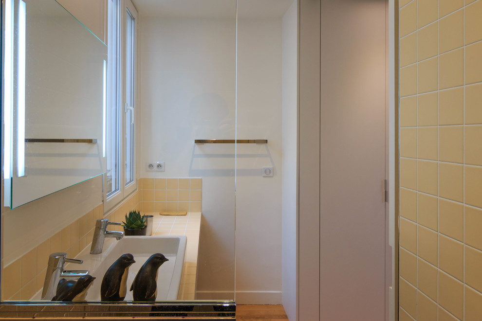 Réalisation d'une salle d'eau design de taille moyenne avec un lavabo suspendu, une douche à l'italienne, WC suspendus, un carrelage jaune et un mur blanc.