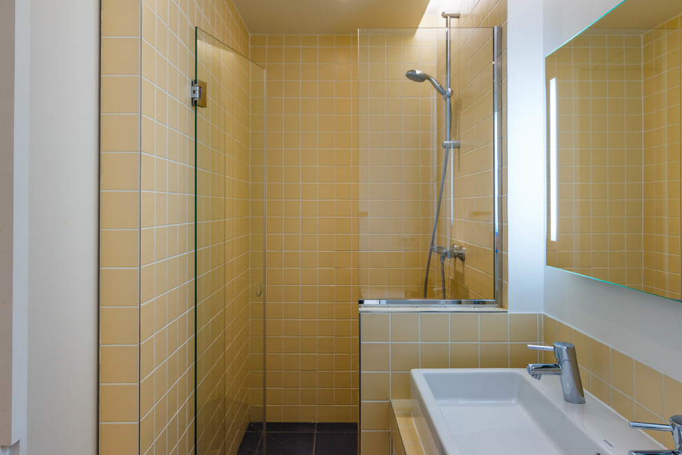 Mittelgroßes Modernes Duschbad mit bodengleicher Dusche, Wandtoilette, gelben Fliesen, weißer Wandfarbe und Trogwaschbecken in Paris