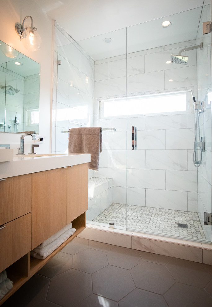 Immagine di una stanza da bagno padronale design di medie dimensioni con piastrelle bianche, piastrelle in ceramica, pareti bianche, pavimento con piastrelle in ceramica e pavimento grigio