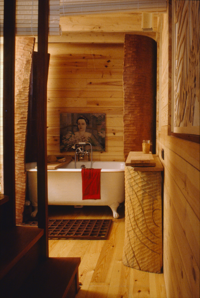 Cette image montre une petite salle de bain principale asiatique avec une baignoire sur pieds, WC séparés, un mur beige, parquet clair, un lavabo de ferme et un sol beige.